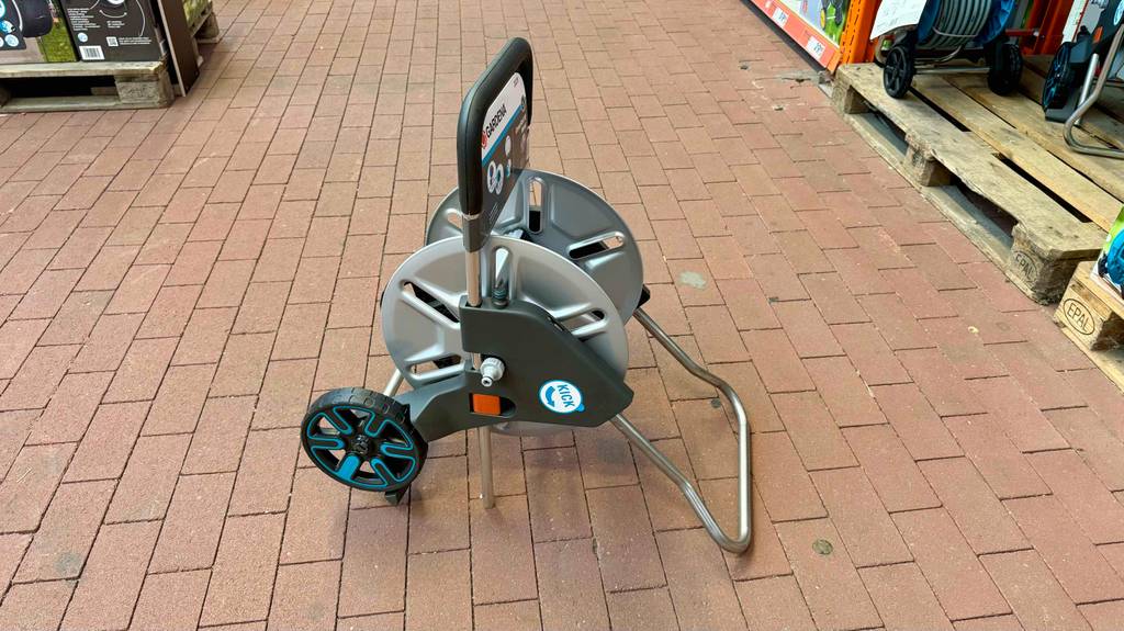 Im Test: Ein Schlauchwagen (50 m) von der Seite betrachtet, steht in einem Baumarkt.