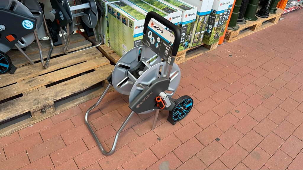 Im Test: Ein Schlauchwagen (50 m) von oben betrachtet, steht in einem Baumarkt vor einem Regal.
