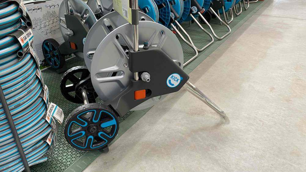 Ein getesteter Schlauchwagen von der Seite im Hintergrund mehrere andere Modelle.