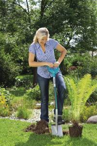 Frau bei der Gartenarbeit mit dem Spaten