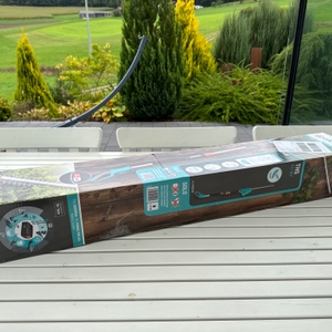 Der Karton der Gardena THS 42/18V liegt auf einem Tisch