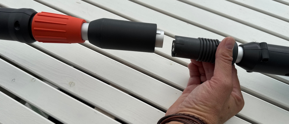 Eine Hand steckt die Gardena THS 42/18V zusammen