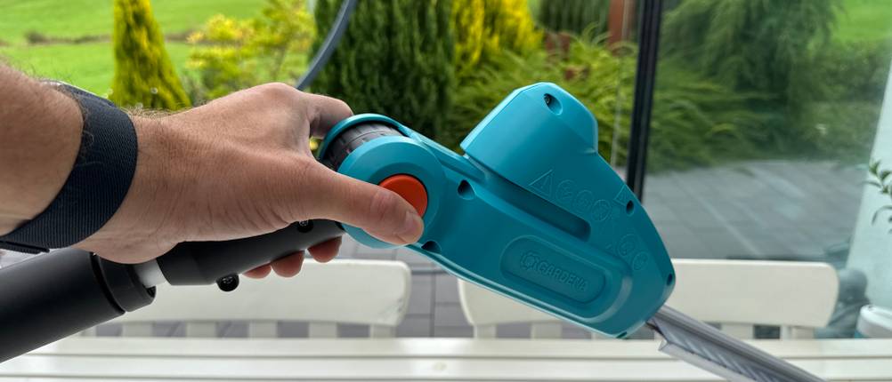 Eine Hand verstellt den Winkel der Klingen der Gardena THS 42/18V