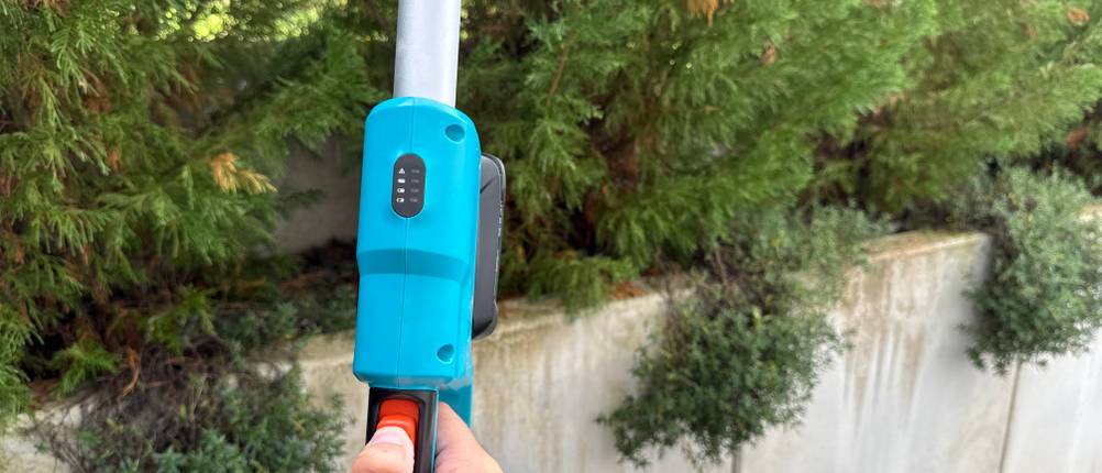 Eine Hand drückt auf die Sicherung am Griff der Gardena THS 42/18V