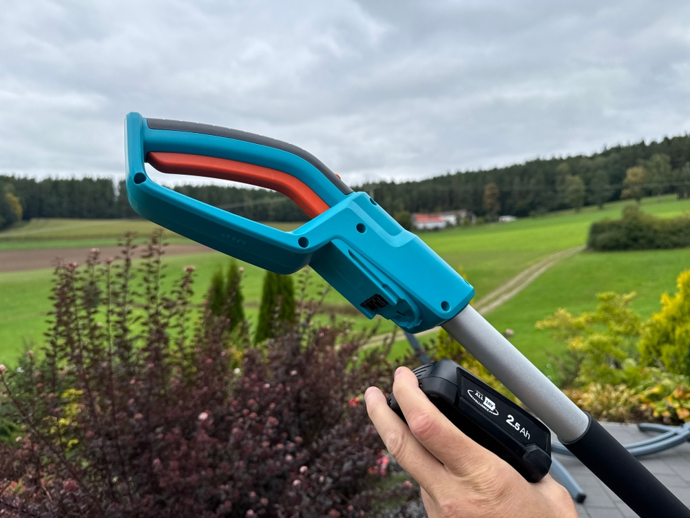 Der Akku wird in die Gardena THS 42/18V gesteckt