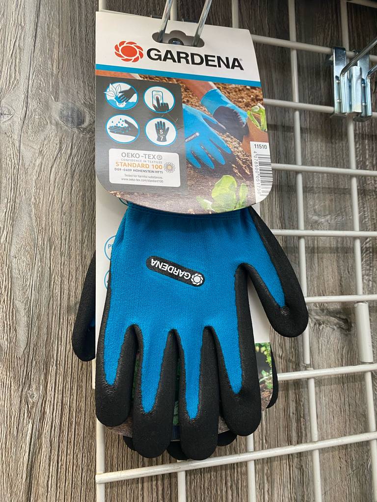 Im Test: Neopren-Handschuhe von Gardena hängen an einem Verkaufsregal.