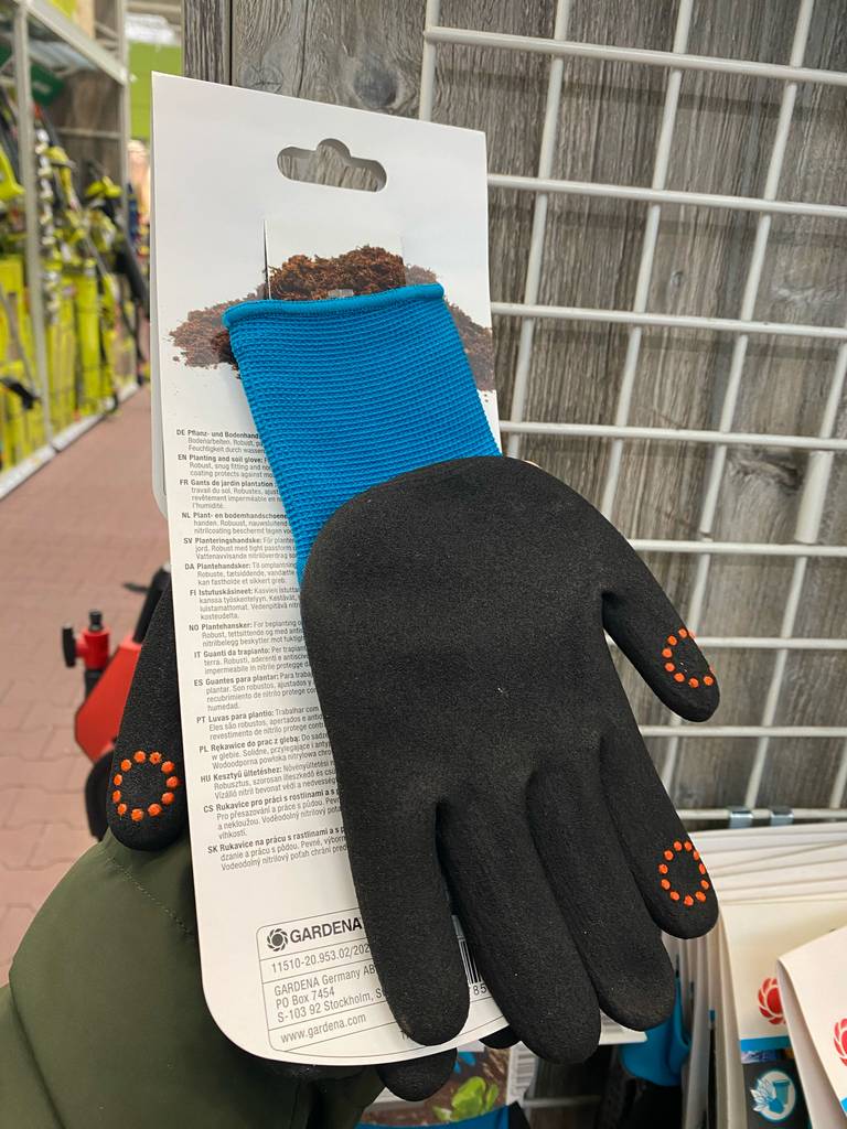 Ansicht der gummierten Innenhandfläche von getesteten Neopren-Handschuhen von Gardena vor einem Verkaufsregal.