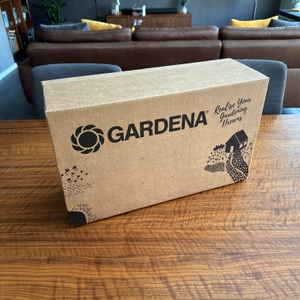 Der Karton vom Gardena-Vertikutier-Boy 3395-20 steht auf einem Tisch.