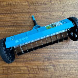 Die Messerwalze vom Gardena-Vertikutier-Boy 3395-20 liegt auf einem Tisch.