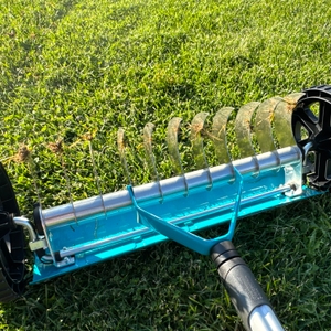 Nach der Benutzung befinden sich Grasreste am Gardena-Vertikutier-Boy 3395-20.