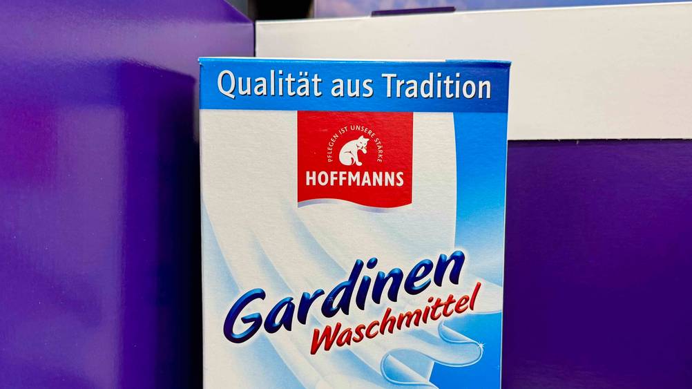 Gardinenwaschmittel getestet: Nahaufnahme der Verpackung mit Logo und Artikelbezeichnung.