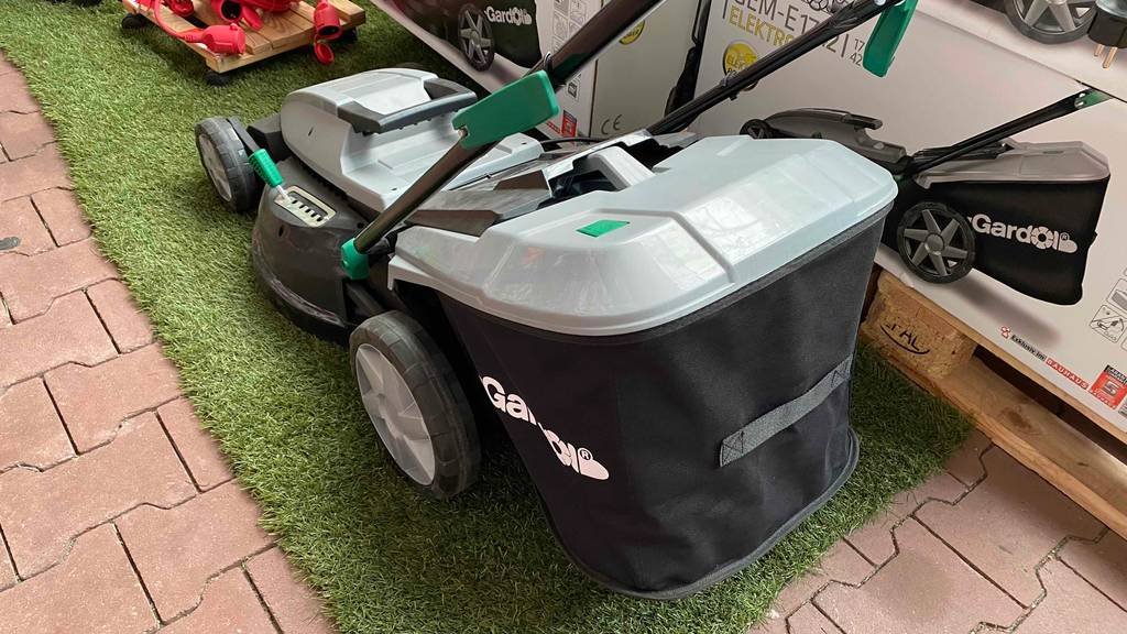 Im Test: Blick von hinten auf den Auffangkorb von einem Elektro-Rasenmäher mit 42 cm Schnittbreite.