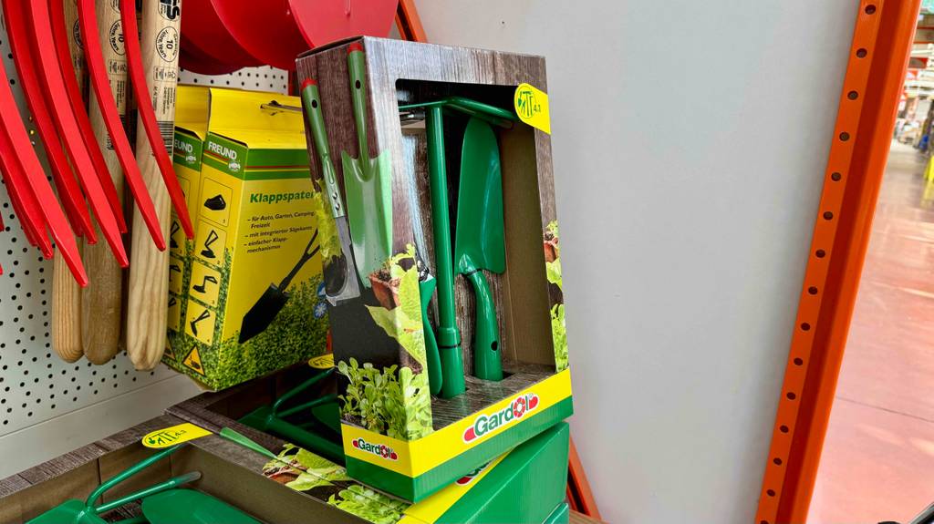 Gartenwerkzeug-Sets im Test: Ein vierteiliges Gardol-Set steht auf einem Verkaufsregal.