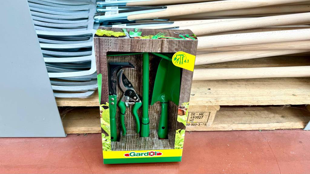 Getestet: Ein Gartenwerkzeug-Set inklusive vier Teile von Gardol steht vor einem Verkaufsregal mit großen Gartengabeln.