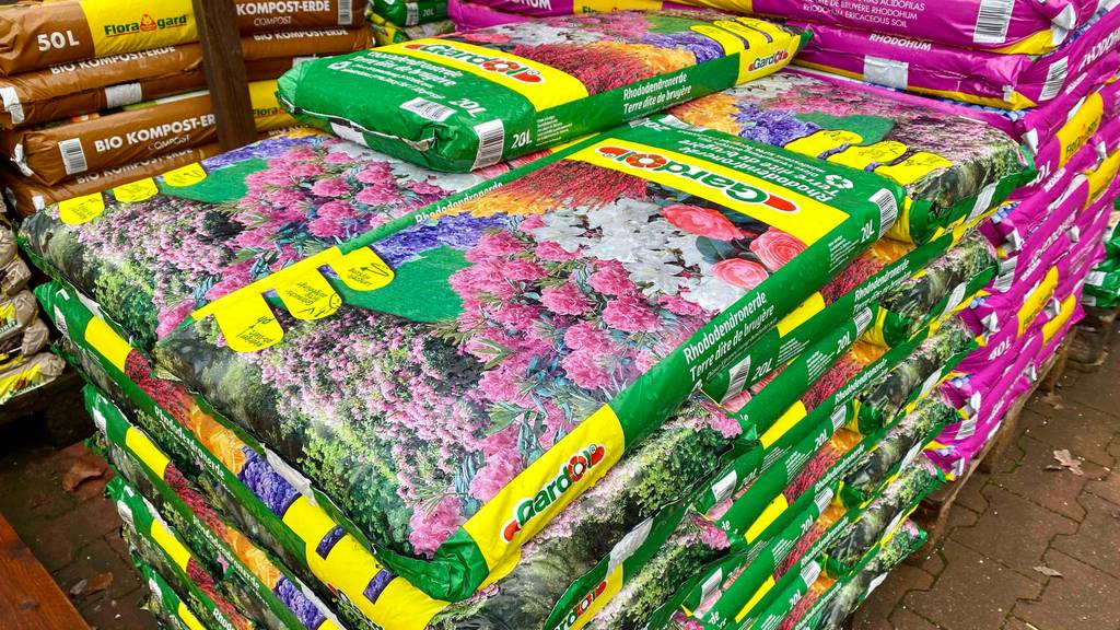 Rhododendronerde-Test: Säcke mit Erde zum Verkauf.