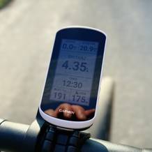 Das Garmin Edge Explore 2 zeigt im Outdoor-Einsatz eine Tour mit Distanz- und Höhenwerten. Das Gerät ist am Lenker befestigt.