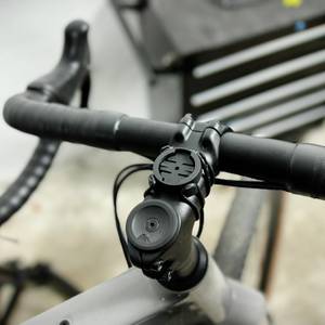 Ein Fahrradlenker mit montierter Garmin-Halterung ohne Gerät. Die Halterung ist mittig zwischen den Vorbauschrauben positioniert.