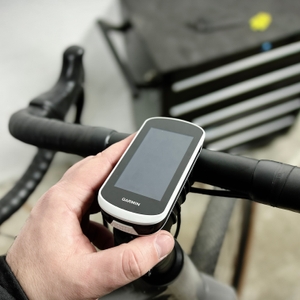 Ein Garmin Edge Explore 2 wird auf einem Rennradlenker festgehalten. Die Montage erfolgt über eine klassische Lenkerhalterung.