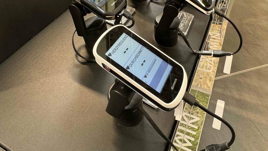 Ein Garmin Fahrrad-Navi ist zum Testen eingeschaltet.