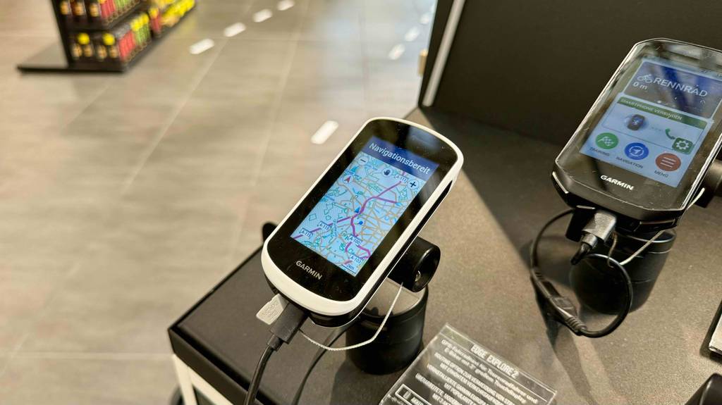 Im Test: Auf dem Display eines Garmin Fahrrad-Navis ist eine Landkarte.