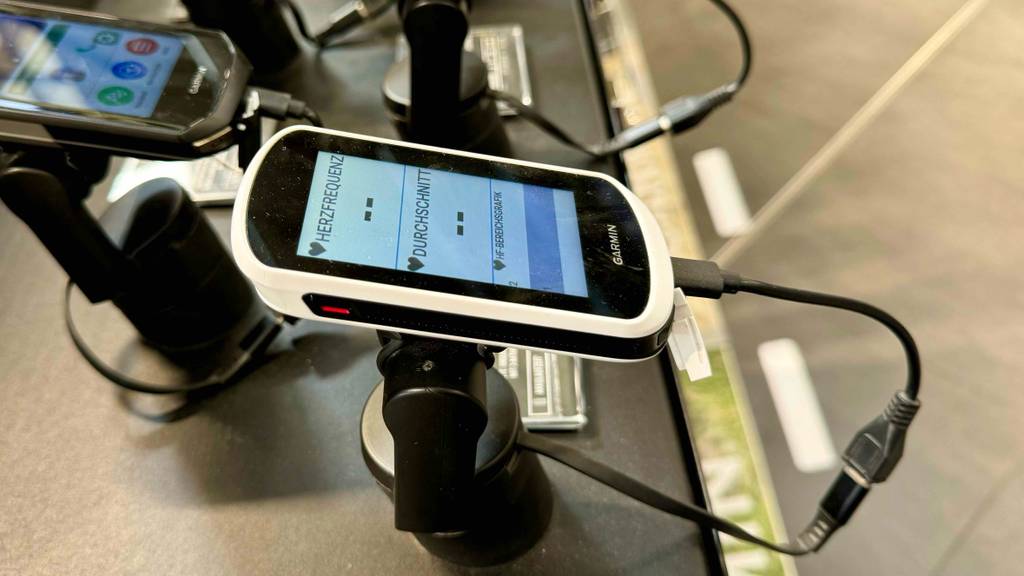 Seitenansicht eines getesteten Garmin Fahrrad-Navis.