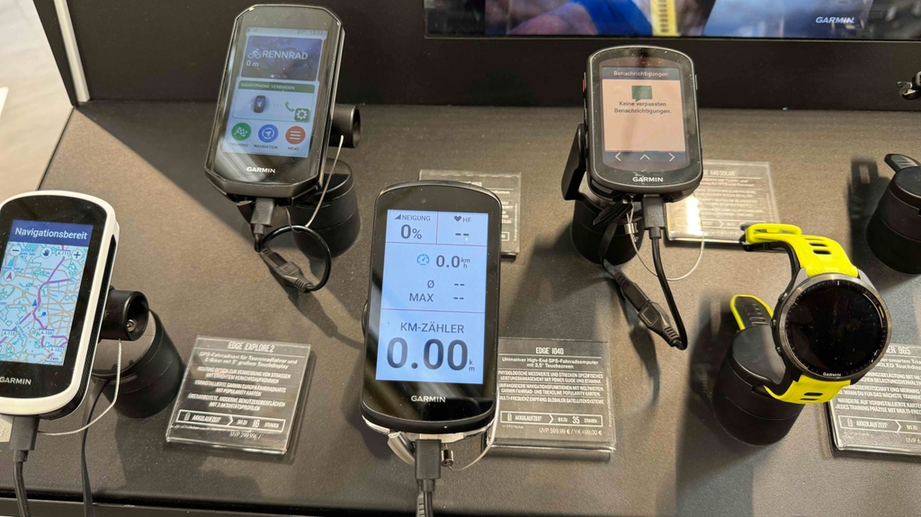 Fahrradcomputer mit GPS im Test: Mehrere Geräte sind eingeschaltet auf einer Testfläche montiert.