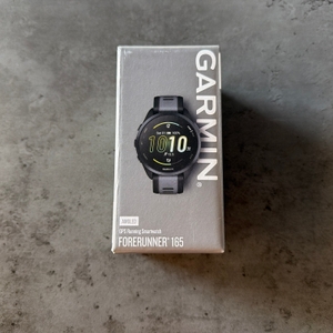 Der Karton der Garmin Forerunner 165 liegt auf einem Tisch