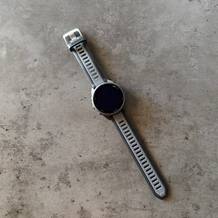 Die Garmin Forerunner 165 liegt auf einem Tisch