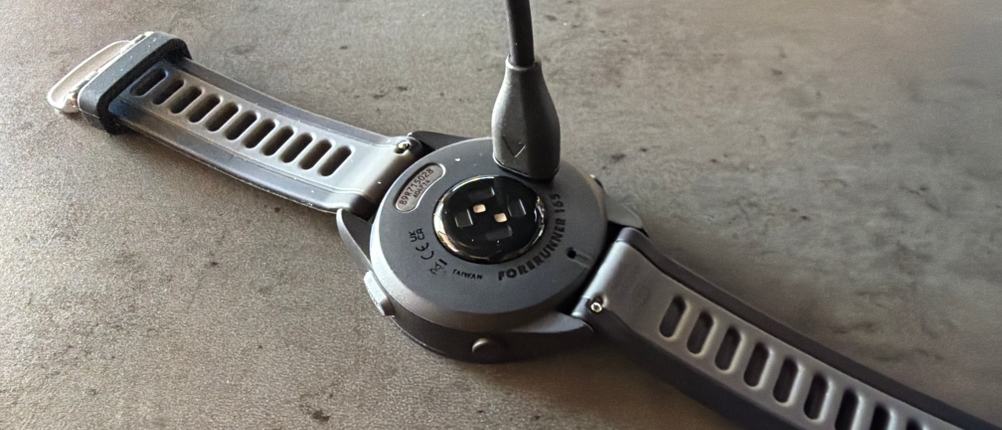 Das Ladekabel ist in die Garmin Forerunner 165 eingesteckt