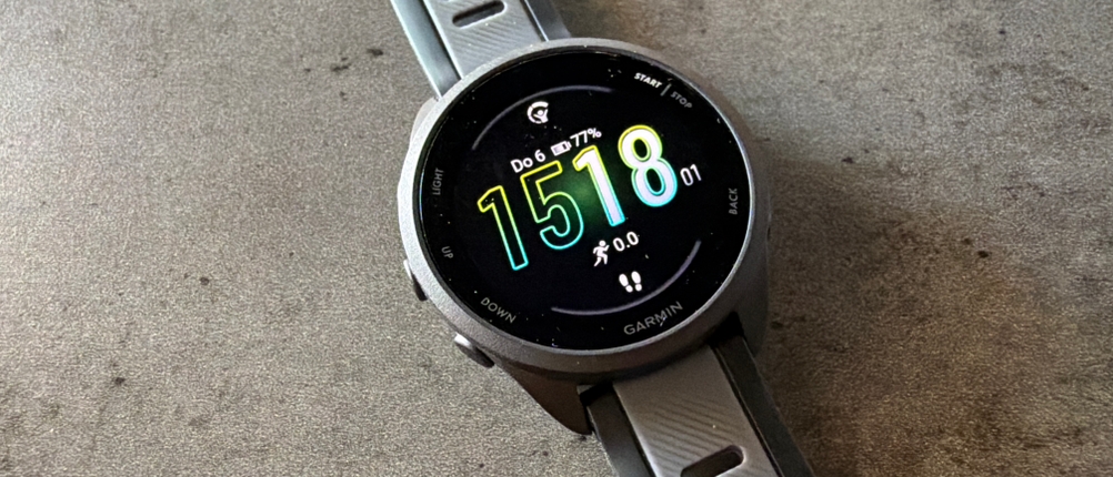 Das Display der Garmin Forerunner 165 ist an