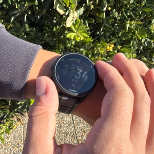 Zwei Finger liegen an der Garmin Forerunner 165