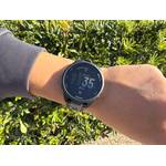 Die Garmin Forerunner 165 an einem Handgelenk