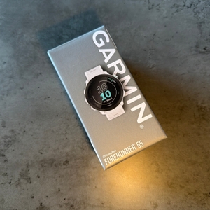 Die Verpackung der Garmin Forerunner 55 liegt auf einem Tisch