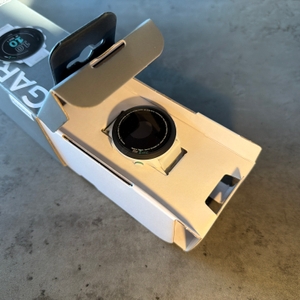 Die Garmin Forerunner 55 wurde ein wenig aus der Verpackung gezogen