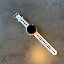 Die Garmin Forerunner 55 liegt auf einem Tisch