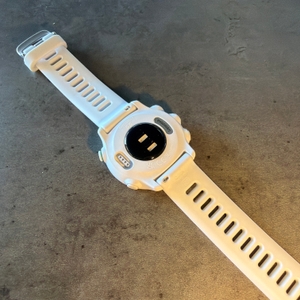 Die Unterseite der Garmin Forerunner 55