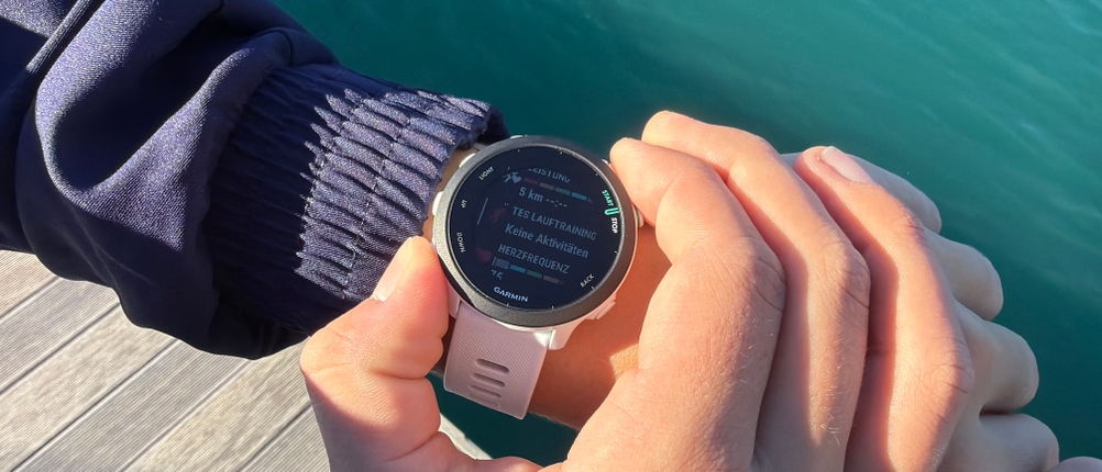 Eine Hand aktiviert ein Training auf der Garmin Forerunner 55