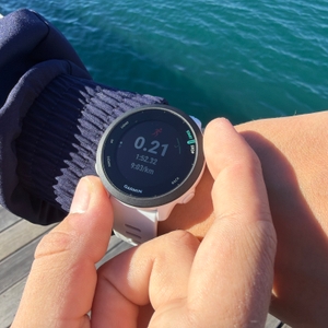 Eine Hand stoppt ein Training auf der Garmin Forerunner 55