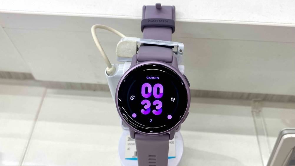 Garmin-Smartwatch für Damen getestet: Nahaufnahme des angeschalteten Displays.