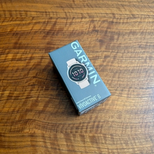 Der Karton der Garmin Vivoactive 6 liegt auf einem Tisch