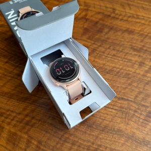 Die Garmin Vivoactive 6 wurde halb aus dem Karton gezogen