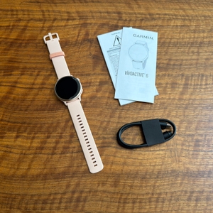 Der Lieferumfang von der Garmin Vivoactive 6 liegt auf einem Tisch