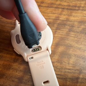 Das Ladekabel wird in die Garmin Vivoactive 6 eingesteckt