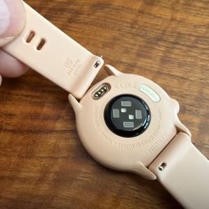 Das Armband wird von der Garmin Vivoactive 6 entfernt