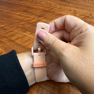 Eine Hand zieht die Garmin Vivoactive 6 an