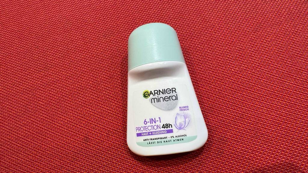 Auf der Vorderseite eines getesteten Garnier-Deos stehen die Eigenschaften.