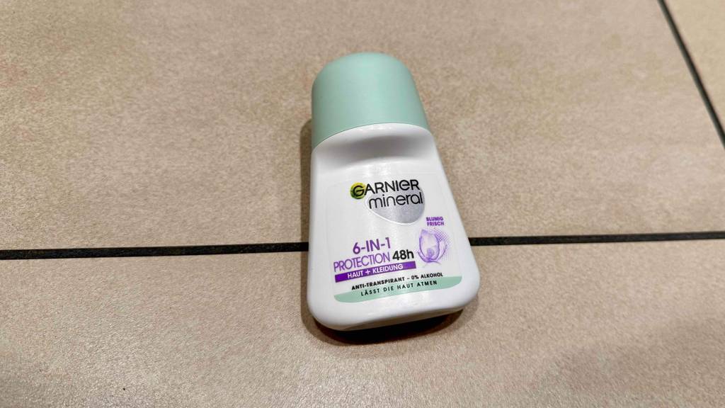 Ein getestetes Garnier-Deo liegt auf hellen Fliesen.