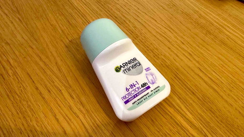 Ein Garnier-Deo liegt zum testen auf einer Holzfläche.