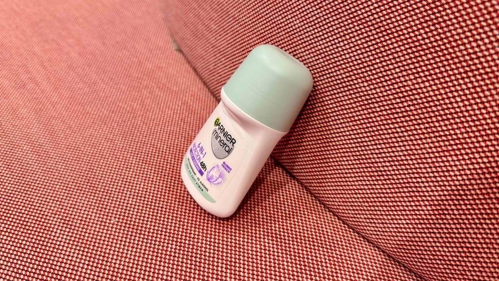 Garnier-Deo-Test: Ansicht von der Seite eines Deorollers, der an ein Polster lehnt.