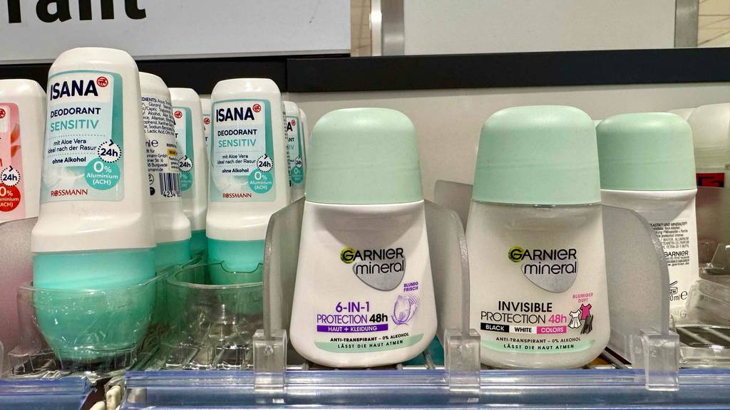 Garnier-Deo im Test: Mehrere Deoroller stehen zwischen anderen Marken in einem Regal.